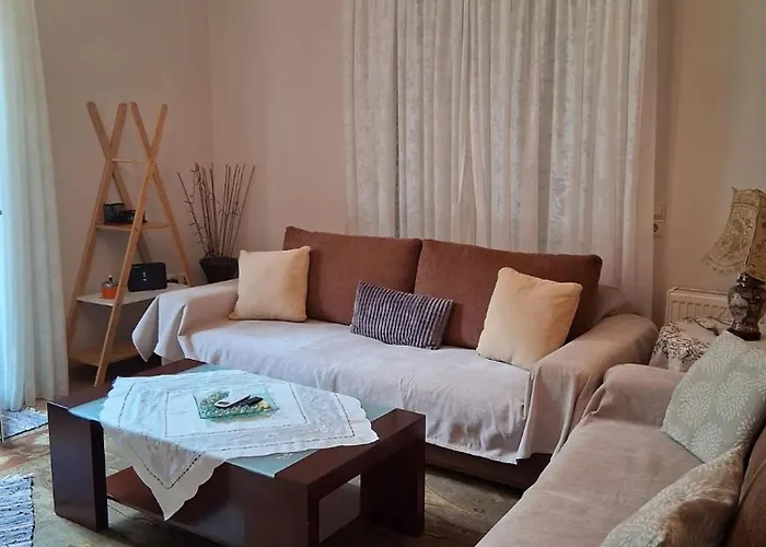 Bright Seaside Apartment, بيت للعطل *